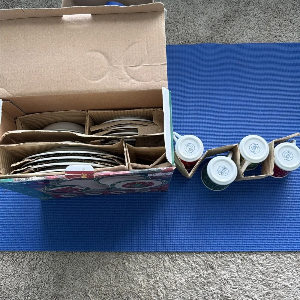 NEW Gibson Christmas Treasures Holiday Dinnerware 20pc Set Serving 4 W/Box Vtg